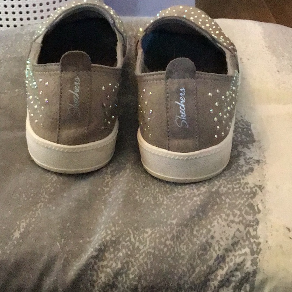 EUC SKECHERS AIR-COOLED MEMORY FOAM SNEAKERS SZ7 W/RHINESTONE ON OUTSIDE,TAUPE. - Picture 2 of 8
